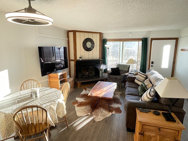 Newly Remodeled, 2-bed/2-bath, Mountain-view Condo - Fraser, CO