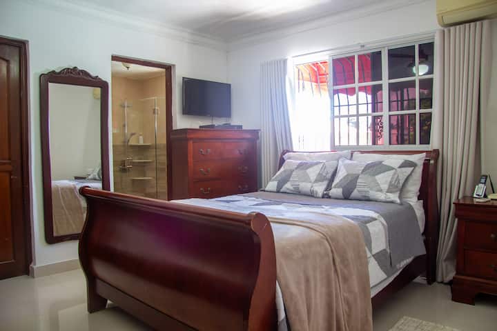 EN: Основна спалня с двойно легло, свежи чаршафи, климатик и гардероб.
EN: Голяма спалня с двойно легло, безупречни чаршафи, климатик и гардероб.