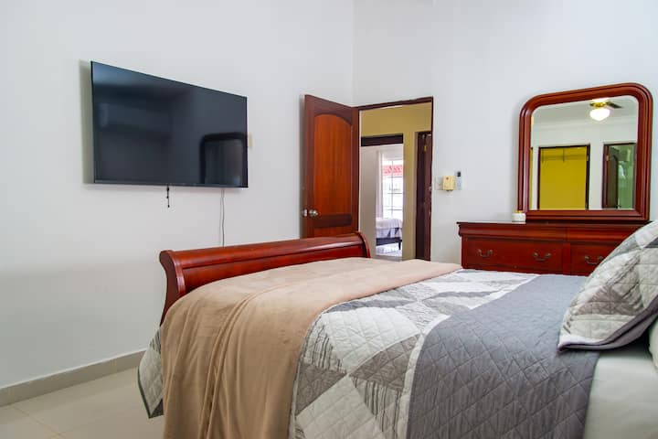 EN: Удобно двойно легло, странични маси, климатик и тъмни завеси за спокоен сън.
BG: Удобно двойно легло, странични маси, климатик и тъмни завеси за добър сън.