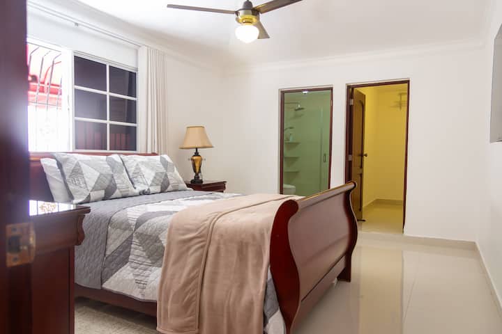 BG: Двойно легло с меко осветление и неутрален декор; тиха обстановка на втория етаж.
BG: Двойно легло с меко осветление и неутрален декор; тиха атмосфера на втория етаж.