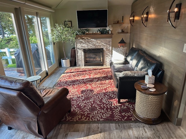 חלונות גדולים/דלתות הזזה מספקים נוף לאגם סקאניטלס.