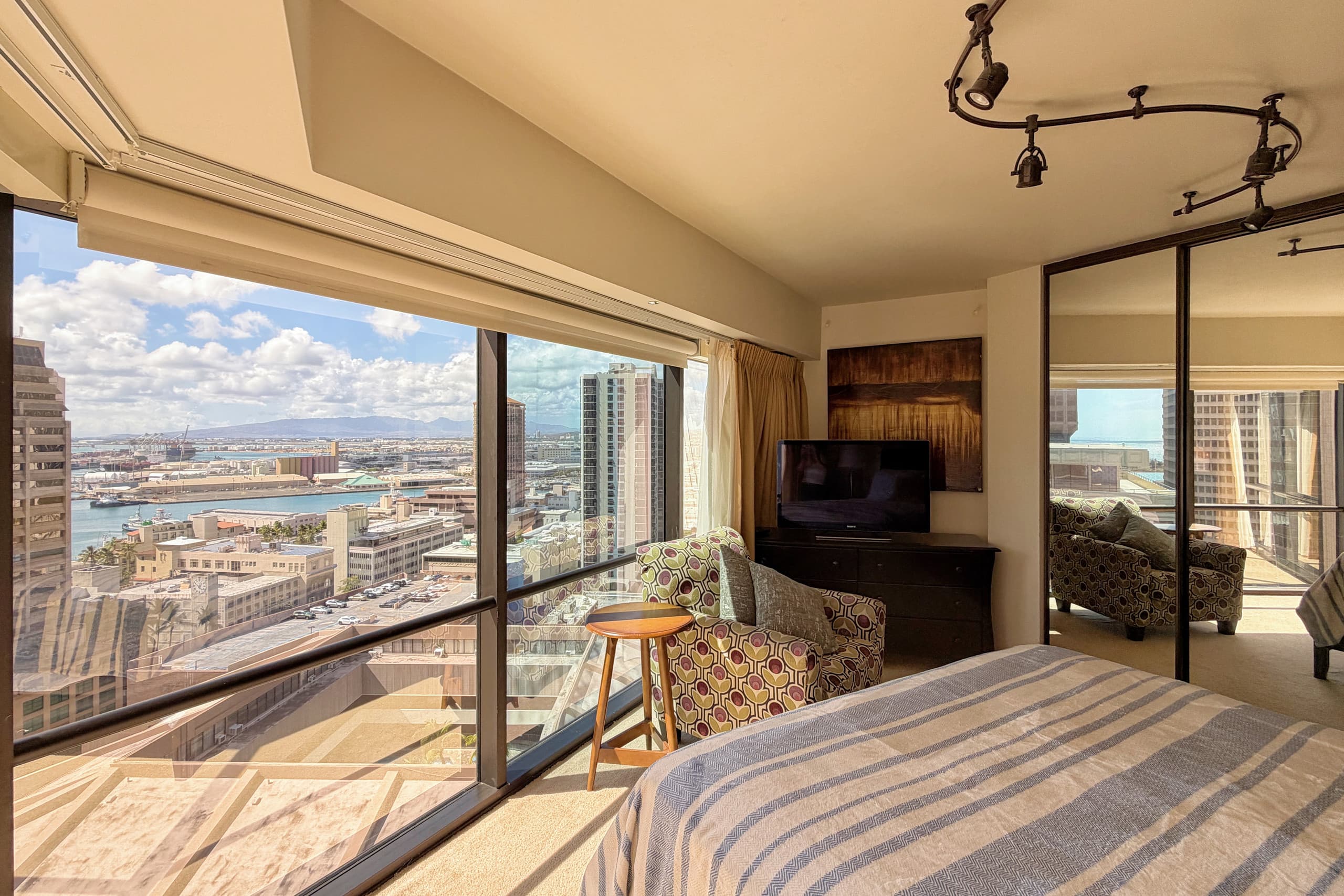 Oceanview Downtown Suite - Image 11