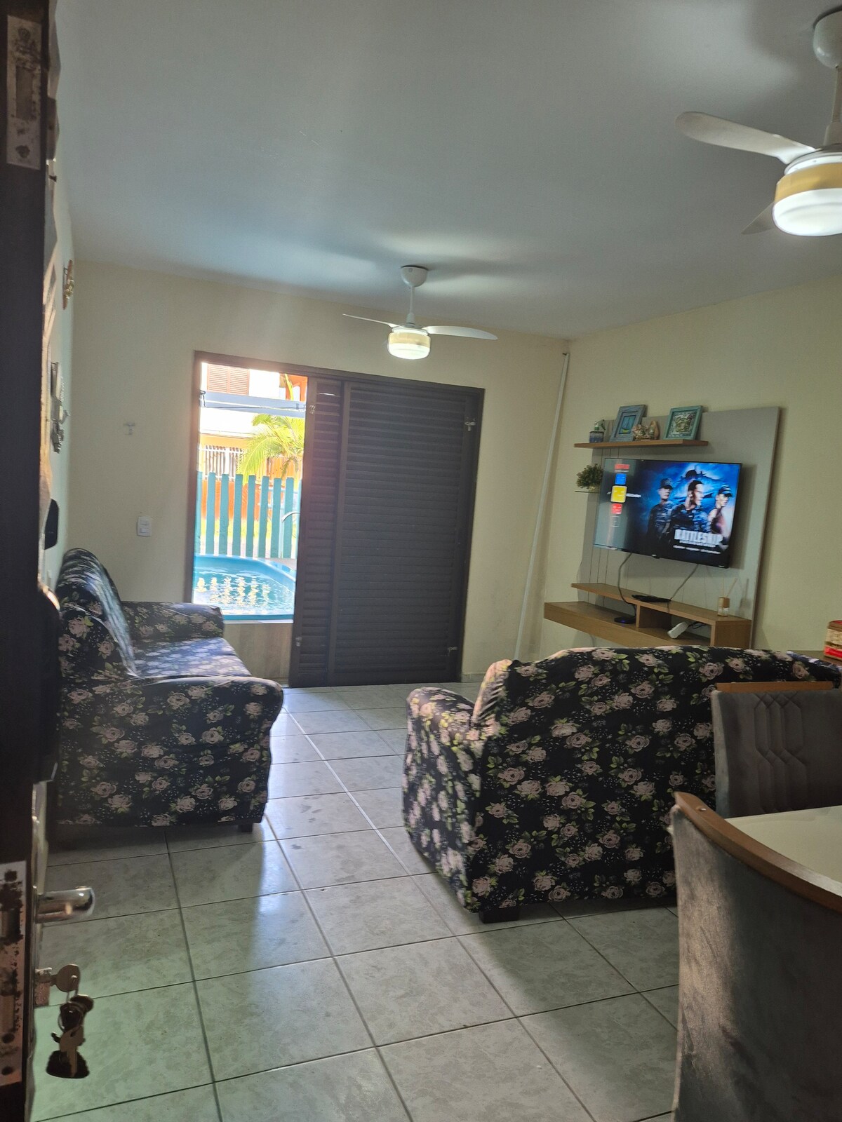 Airbnb em destaque: Excellent two-story house with pool 01 block from the beach em Pontal Do Paraná