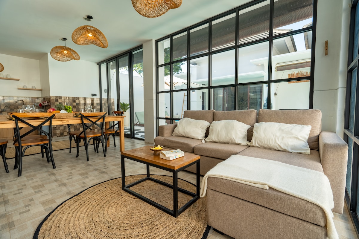 Home in Kuta Utara · 2 bedrooms · 2 beds · 3 private baths, Airbnb comparable