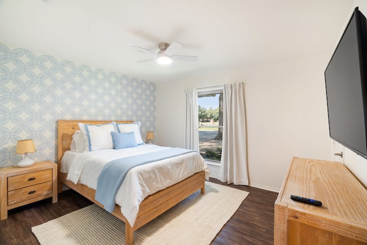 Cama tamaño queen con ropa de cama de alta calidad