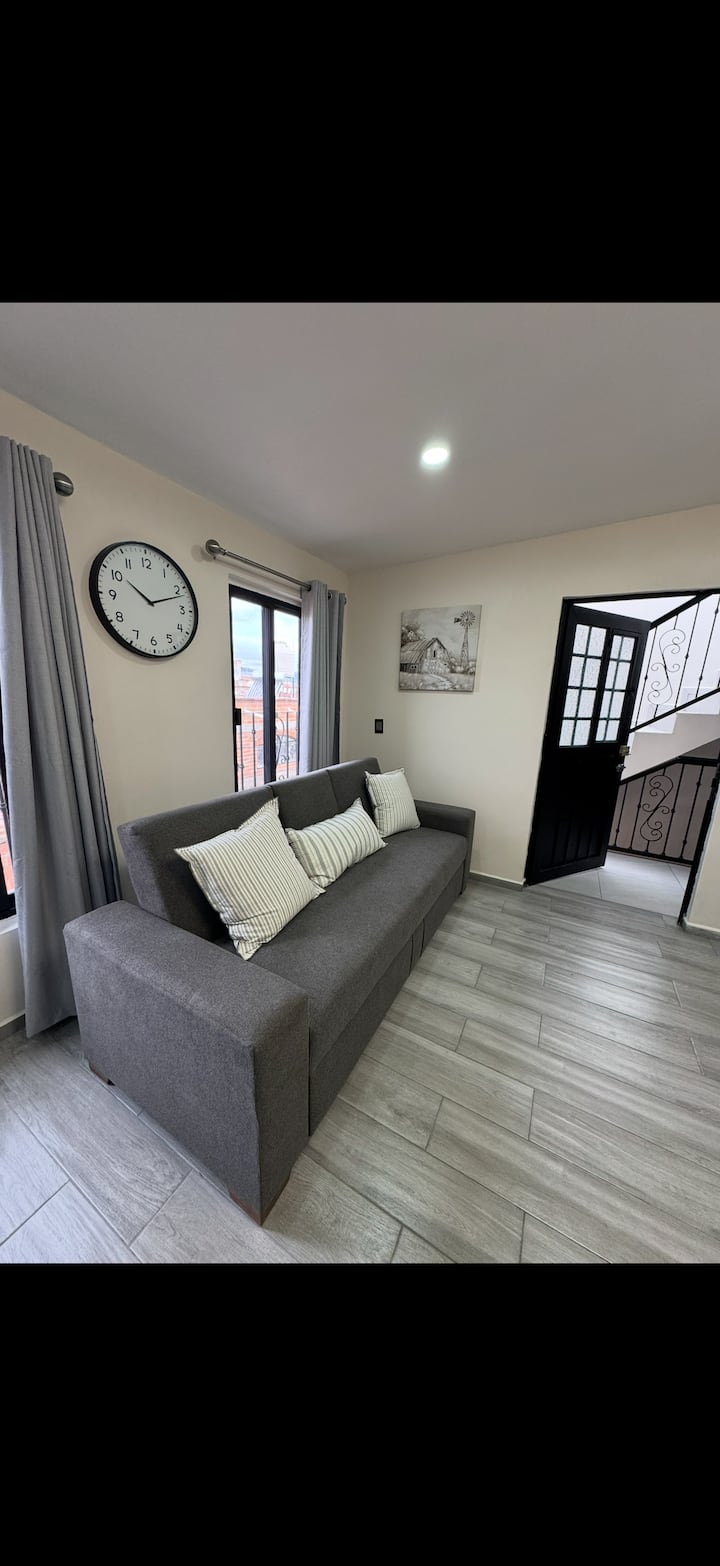 سرير أريكة قابل للطي.