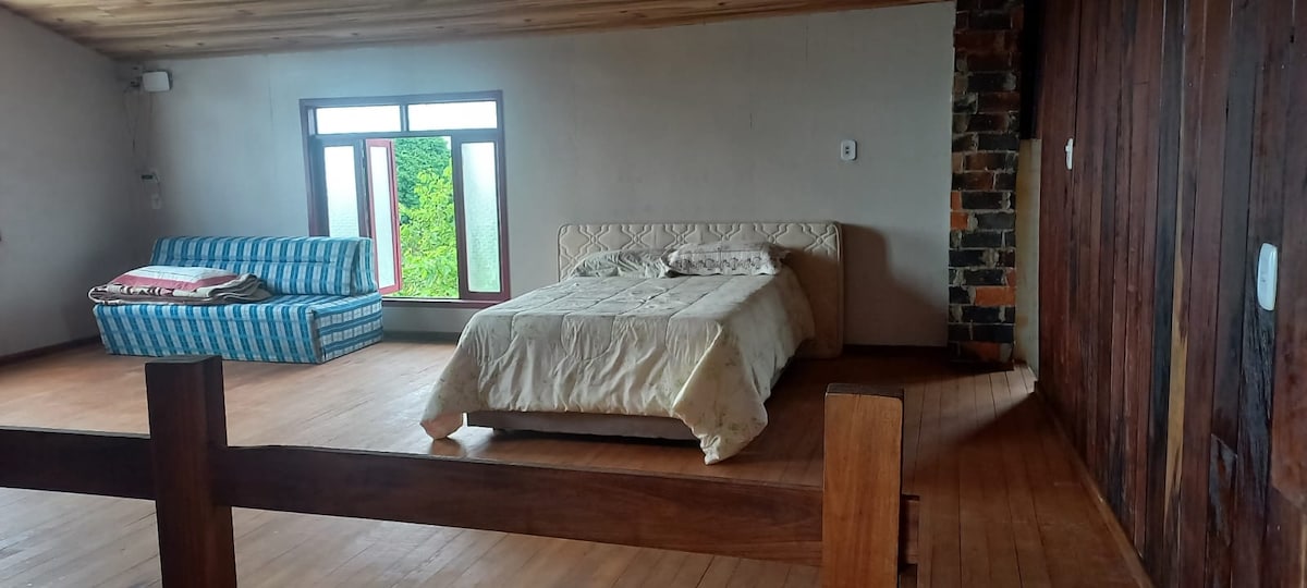 Lit sur la mezzanine à côté du canapé-lit