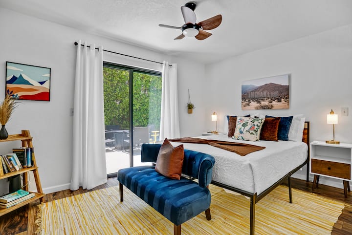 غرفة نوم ثانية مشرقة بسرير بحجم كبير وديكور مبهج