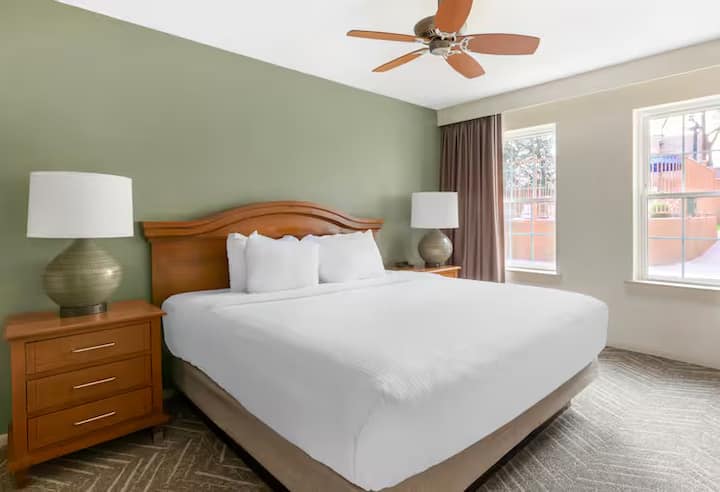 เตียงคิงไซส์ที่สบายเพื่อการพักผ่อนที่ดีหลังจากสำรวจซานตาเฟมาทั้งวัน