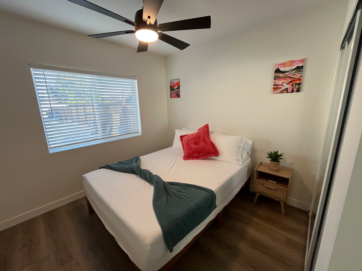 Спална соба со брачен кревет (широк 150-179 см).