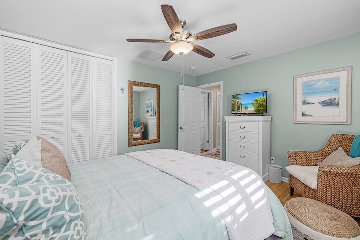 ผ่อนคลายอย่างมีสไตล์ด้วยทีวีจอแบน พื้นผิวที่อบอุ่น และพื้นที่กว้างขวางสำหรับการจัดกระเป๋าและการตั้งรกราก