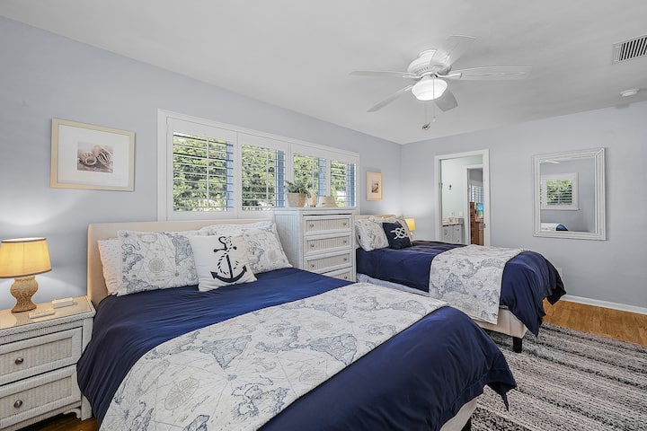 เสน่ห์ทางทะเลผสมผสานกับความสะดวกสบายในห้องพักขนาดใหญ่พร้อมเตียงเต็ม 2 เตียง เหมาะสำหรับครอบครัวหรือเพื่อนที่เดินทางด้วยกัน