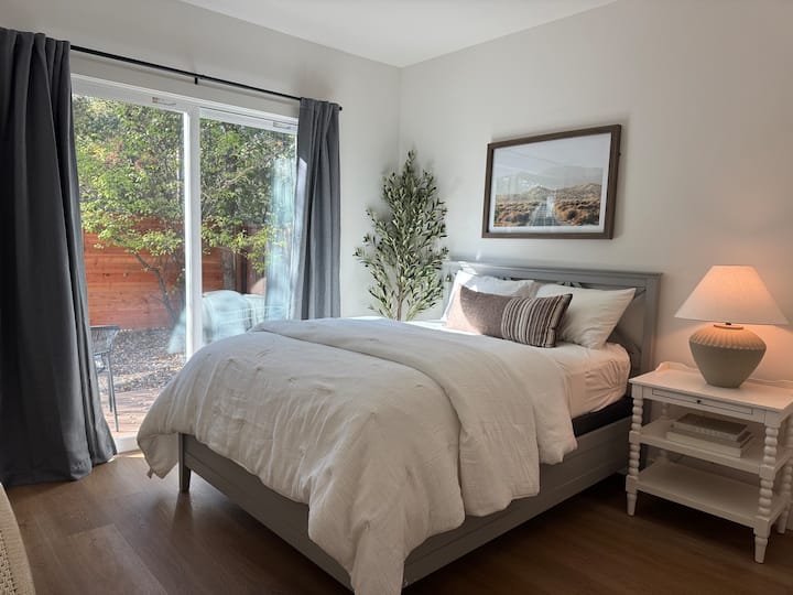 Cette chambre dispose d'un lit queen size et d'un patio privé 