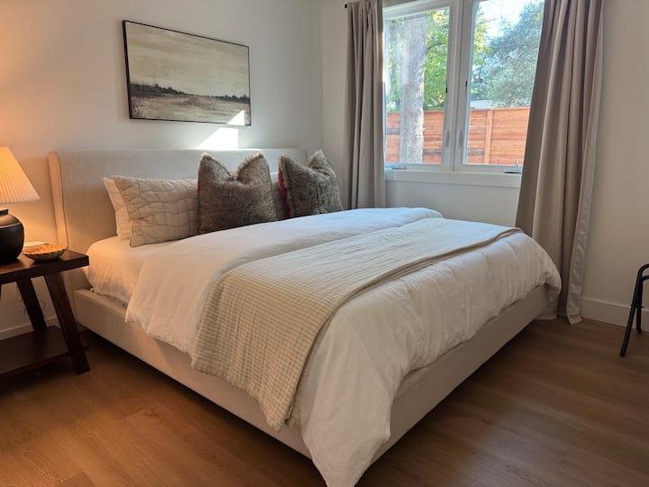 Un bureau est situé dans cette chambre avec une télévision intelligente sur le mur.