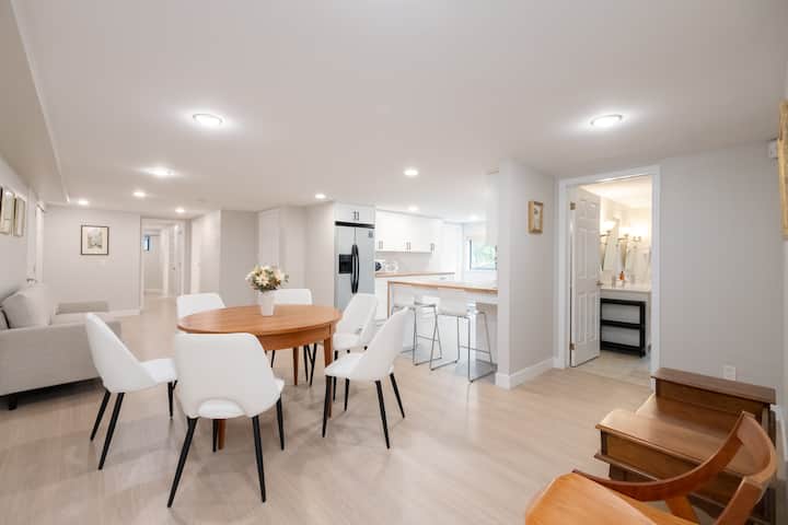 Stylish Scenic Oasis: 3-bedroom Suite, West Van - 西溫哥華