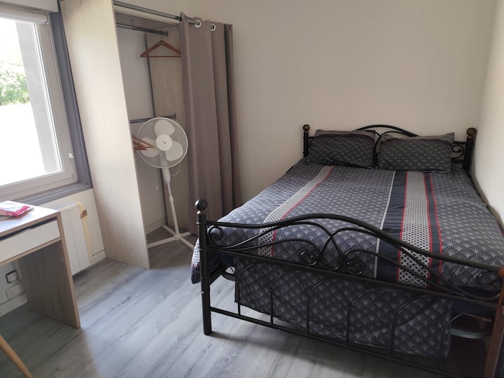 Dhomë e gjerë dhe e ndritshme, ideale për t'u çlodhur. Krevati i rehatshëm, dekorimi i kujdesshëm, hapësira praktike për ruajtje dhe wifi të përfshira. Atmosferë e qetë, e përkryer për një qëndrim të këndshëm në Cholet.