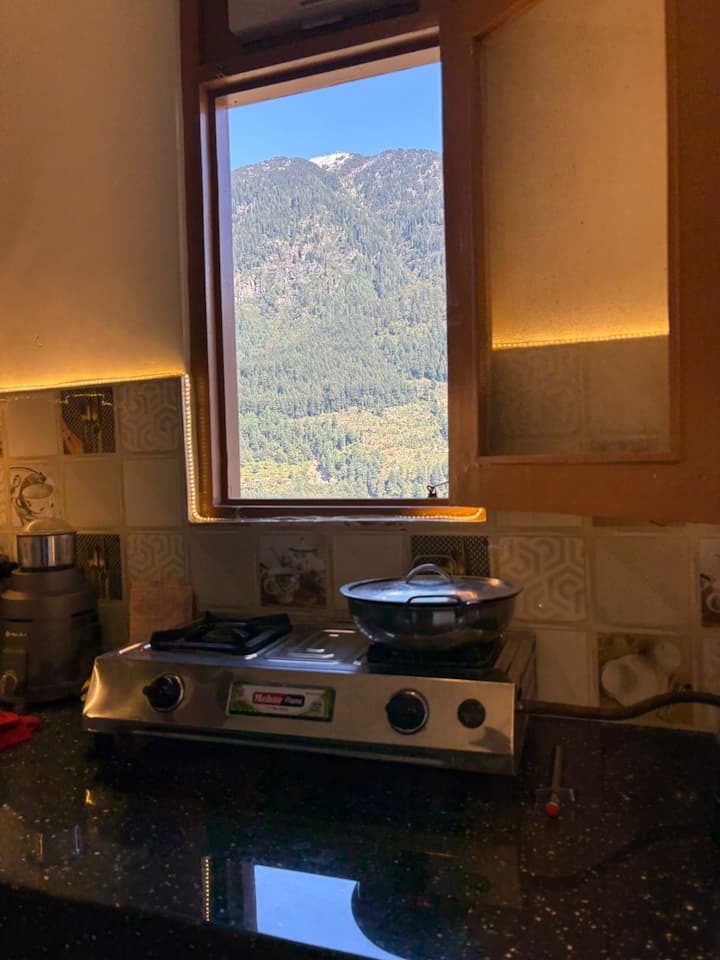 Michelintaara's Desk - Manali