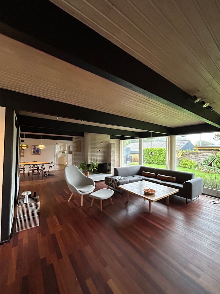 Villa funkis diseñada por arquitectos cerca del bosque y el lago ...