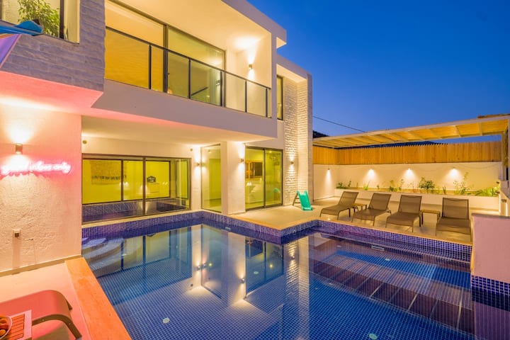 Havuz Isıtmalı, Saunalı, Bahçeli Villa - Ova
