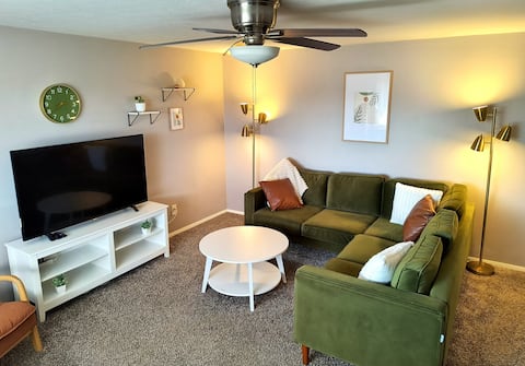 Popular Airbnb listing: EZ Hwy Access · 3BR Home · 3-Car Driveway in Northland