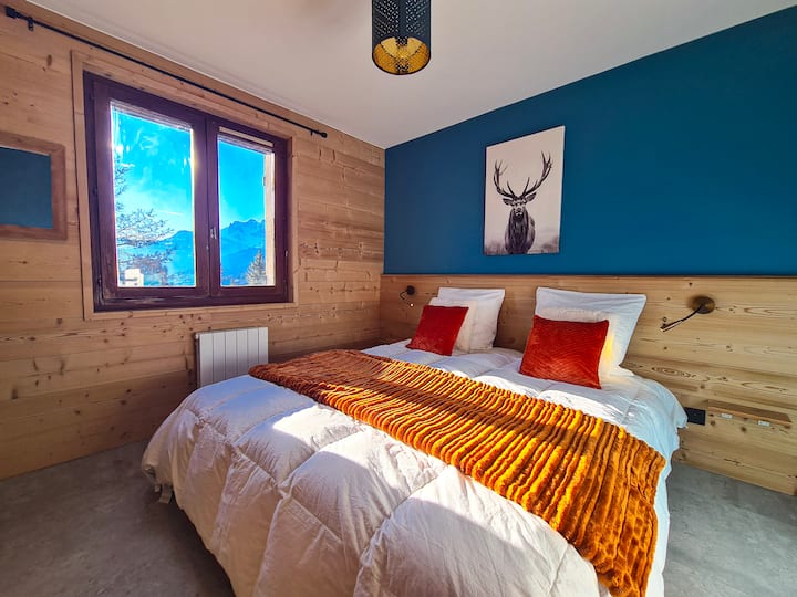 Vrlo udoban bračni krevet širine 180 cm
(Plahte nisu osigurane, mogu se unajmiti ako je potrebno)