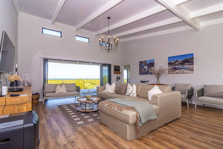 Sea Mist Villa: Ocean Views & Entertainment Hub - Pearly Beach