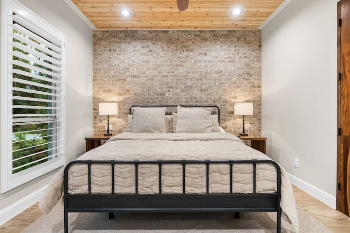 سرير بحجم كينج. قاعدة المرتبة قابلة للتعديل بالكامل، مما يسمح لك برفع أو خفض وضعيات الرأس والقدم للحصول على أقصى قدر من الراحة. تتضمن مصابيح السرير منافذ USB مدمجة لمزيد من الراحة.