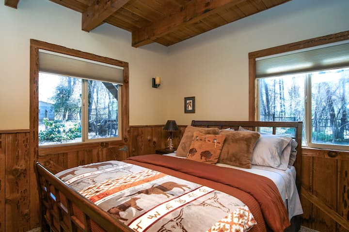 استقر في غرفة The Prairie Bison. يتميز هذا الملاذ المريح بألواح خشبية جميلة وأسقف مقببة ذات عوارض مكشوفة وإطلالات شاملة على الغابة، ويمزج بين السحر الغربي الأصيل والراحة القصوى. ملاذك الهادئ المثالي.