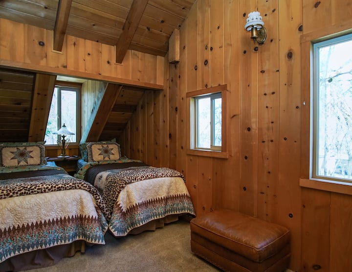 مرحبًا بكم في شقة Twin Star Open-Concept Loft! تحت أسقف الصنوبر المقببة، يضم هذا المسكن المريح سريرين مغطيين بألحفة أنيقة ذات طراز ريفي. تشترك في الطابق مع غرفة بريدل وركن الألعاب وحمام مع دش. استمتع بأسرّة التدليك من تمبور بيديك!