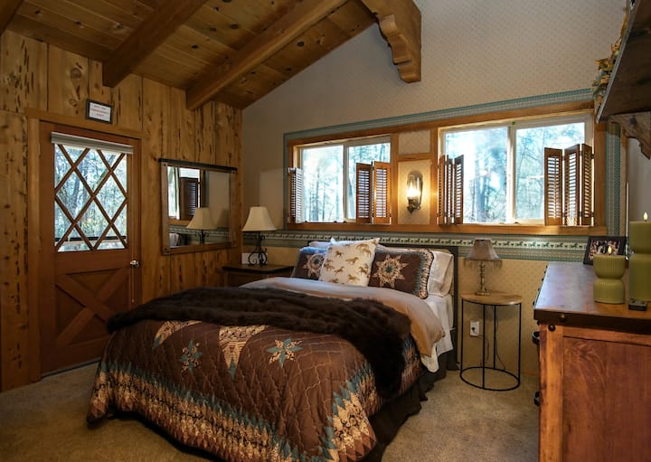 استرخ في الأناقة الريفية لغرفة Bridle Room. يتميز هذا الملاذ المريح المكسو بألواح خشبية بسرير فخم بحجم كوين تحت عوارض مقببة مكشوفة وديكور غربي كلاسيكي وستائر نوافذ مصممة حسب الطلب. يحتوي على باب خارجي خاص، وهو الملاذ المثالي.