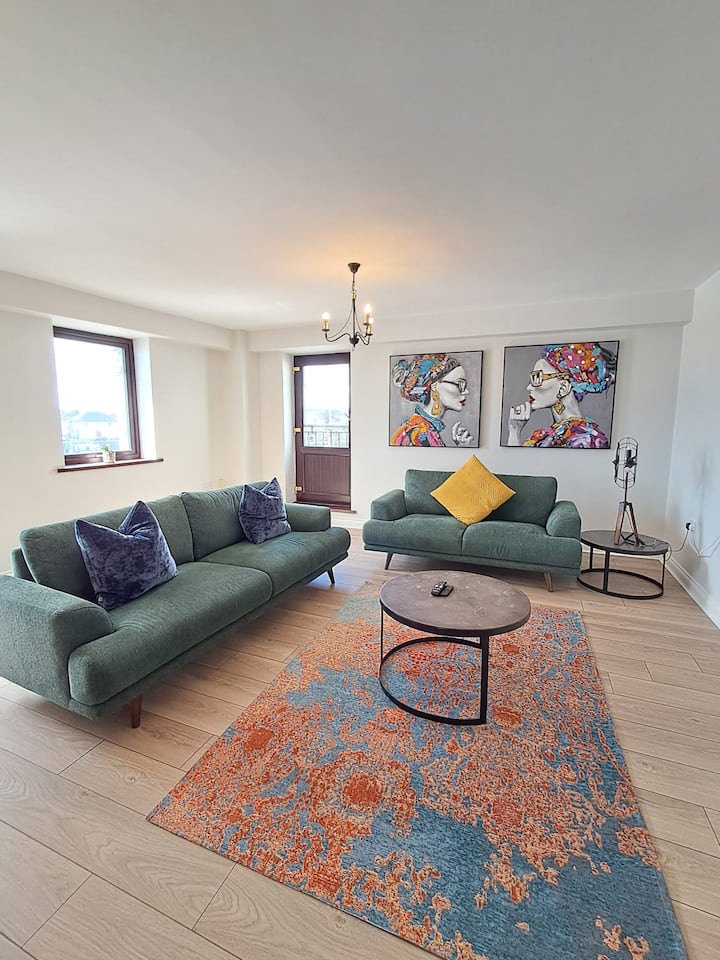 Amazing 2 Bed, 2 Bath With River Views & Parking - アイルランド ゴールウェー