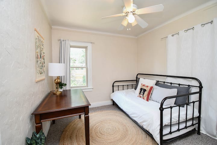 וילונות האפלה בחדר, חלל עבודה ייעודי ומיטת נפתחת, כולל 2 מיטות יחיד בחדר השינה השני. שימו לב שזה צפוף אם משתמשים במיטה הנוספת!