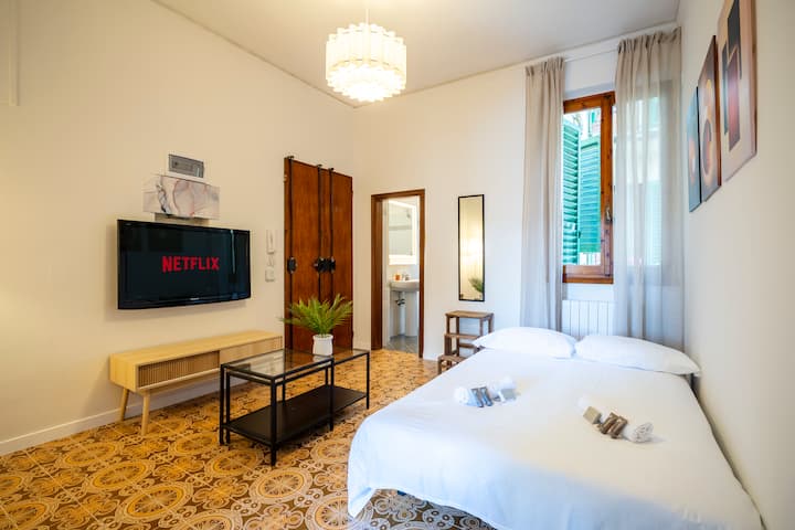 Дневна соба со кауч на спуштање и 40-инчен паметен телевизор.