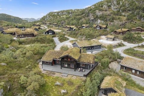 Large cabin with 2 bathrooms, right next to a hiking trail