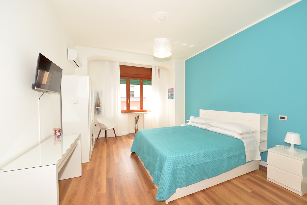 • 	Cama matrimonial estándar
•	Aire acondicionado
•	Ropa de cama
-	Almohadas y mantas adicionales.
•	Televisión
• 	Armario de 3 puertas con espejo.
•	Ganchos para la ropa
•	Consola
