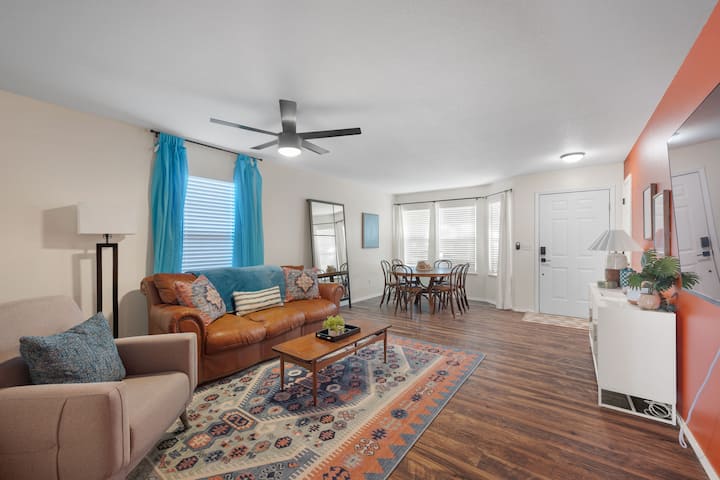 Logan Lodge: *Pool House* 4 Bedrooms 3 Bathrooms - Joplin, MO