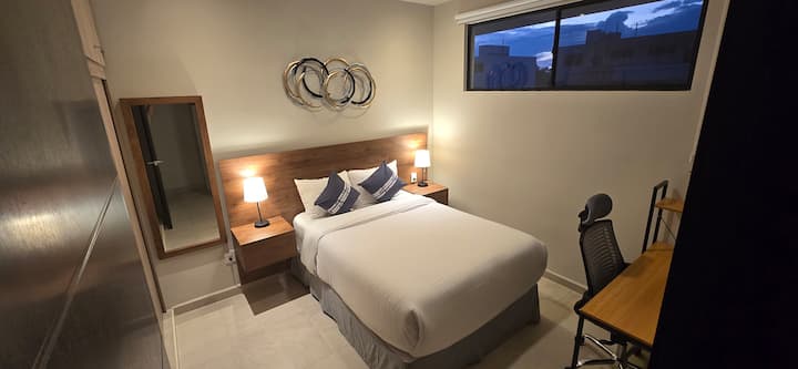 Un lit double
Stores occultants
Grand placard
Bureau confortable
