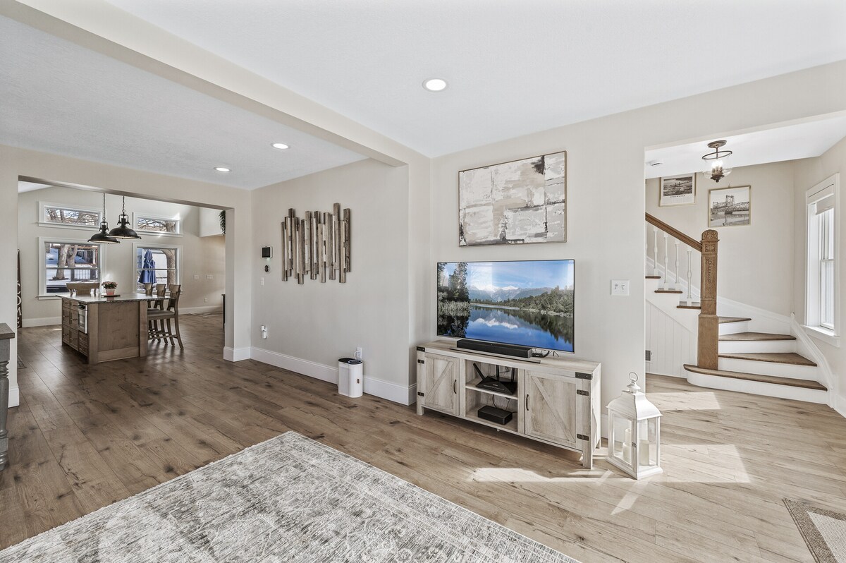 宽敞的客厅–有充足的空间供所有人放松身心，配备舒适的座位和自然光线。