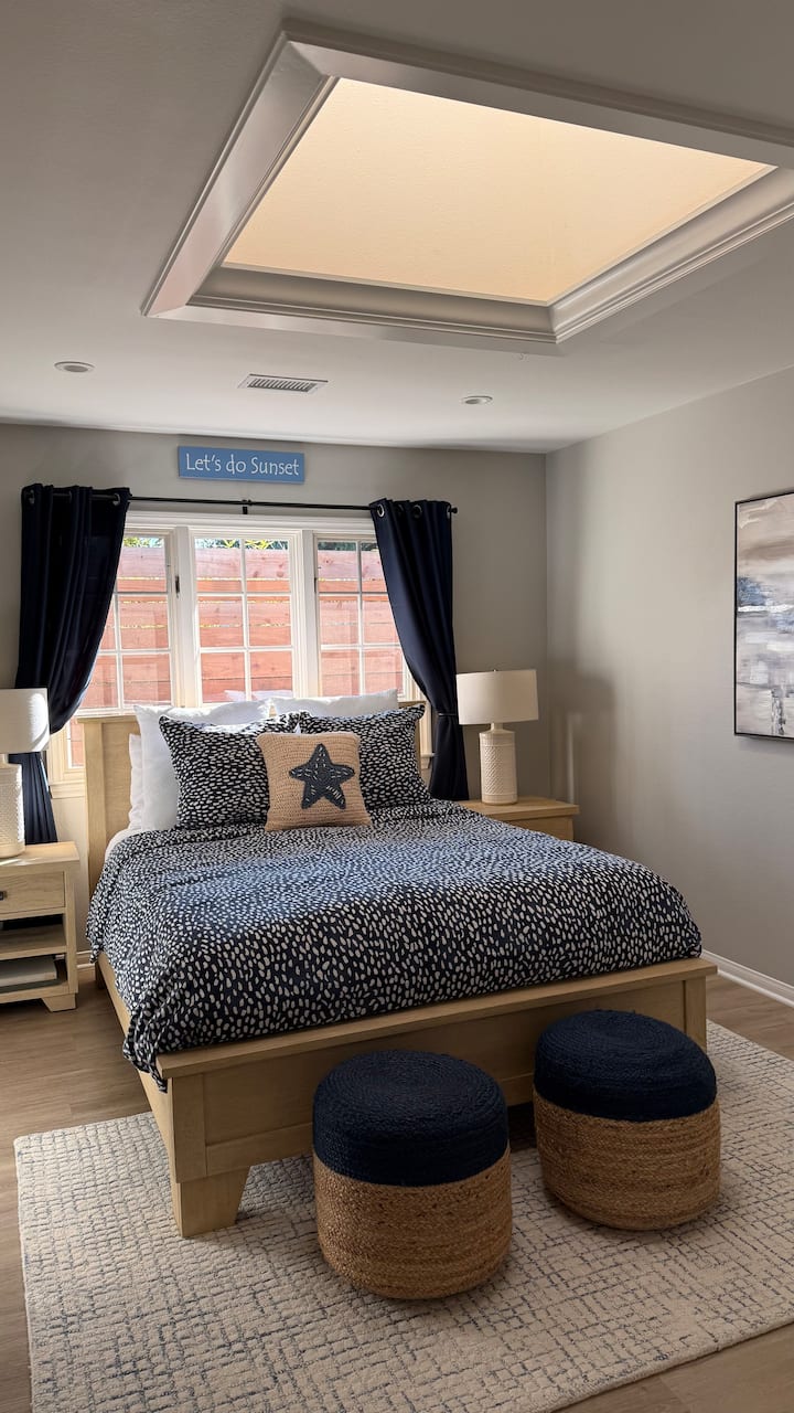 Втора спална соба со брачен кревет (широк 150 – 179 см) и светларник.