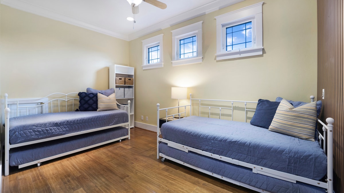 تستوعب غرفة النوم هذه 4 أشخاص بشكل مريح