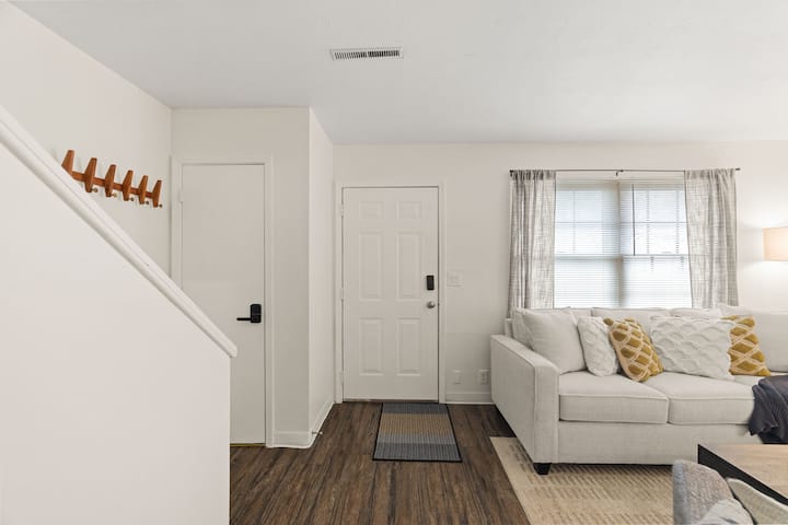 Kasold Drive | Updated, Central 2-br, Ku 8 Min - Lawrence, KS