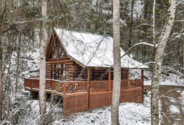 Family Cabin Near Dollywood | Hot Tub + Game Room - Gatlinburg, TN