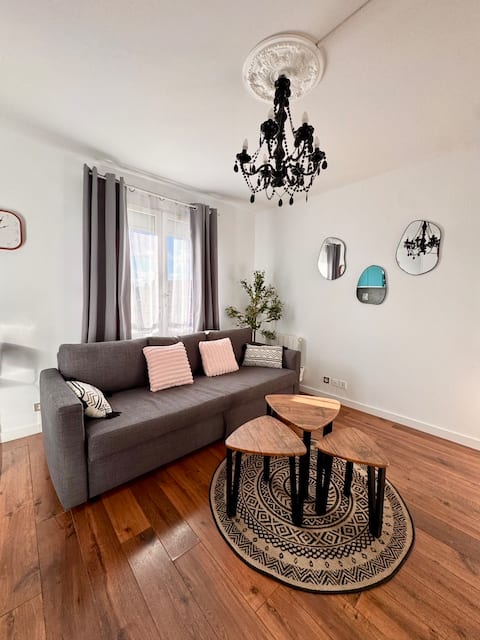 Successful Airbnb property: Nice studio in the city center with parking. in Calais