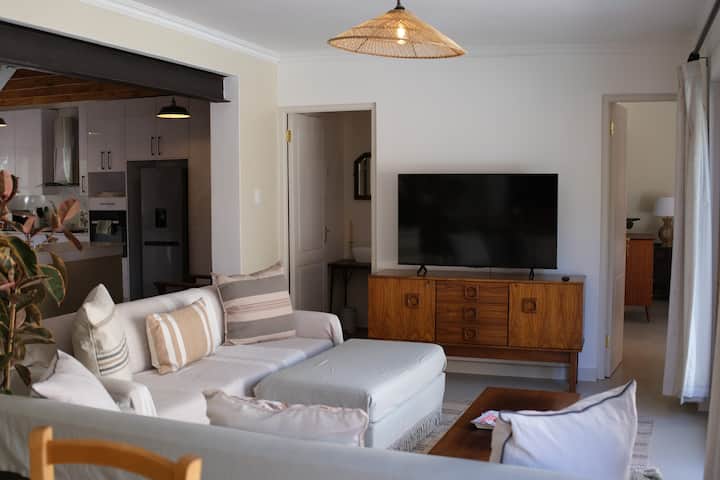 4 Bed French Farmhouse, Pool And Indoor Bbq - Franschhoek
