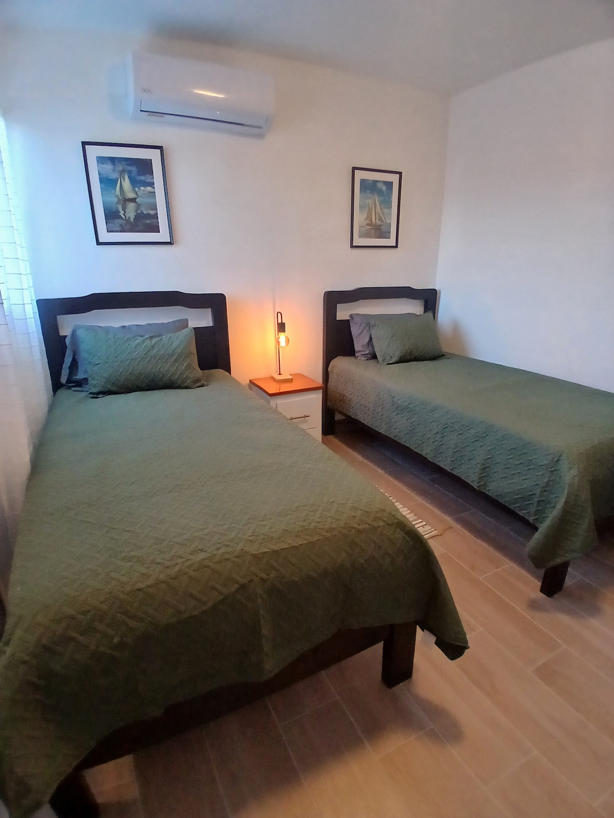 宽敞的次卧，配有2张单人床