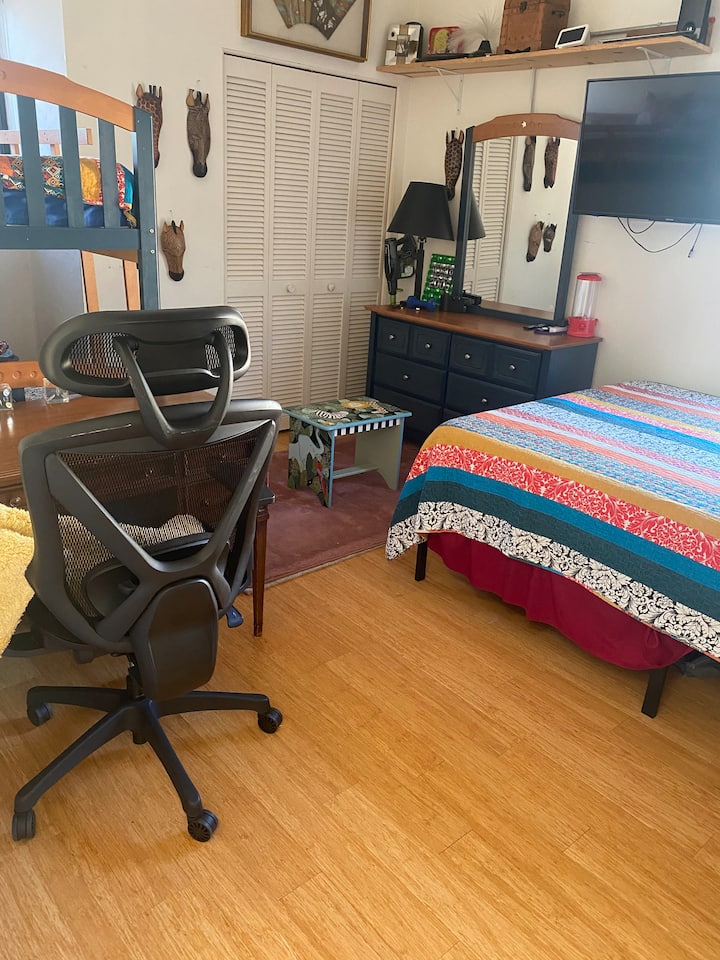 Poschodová posteľ je vľavo. Kráľovná vpravo. Matrace z pamäťovej peny v každej izbe.