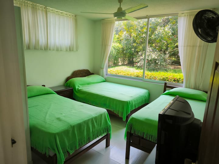 Kjo dhomë e rehatshme në katin e parë ka tre krevate, ventilatorë dhe një pamje të bukur të kopshtit. Një hapësirë private dhe e këndshme, me banjë më vete, e përkryer për një pushim të qetë pas një dite në diell.