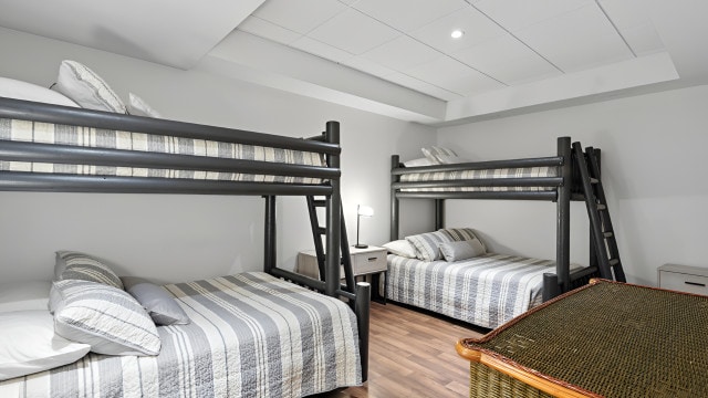 غرفة نوم في الطابق الأرضي في نهاية الرواق بدون باب