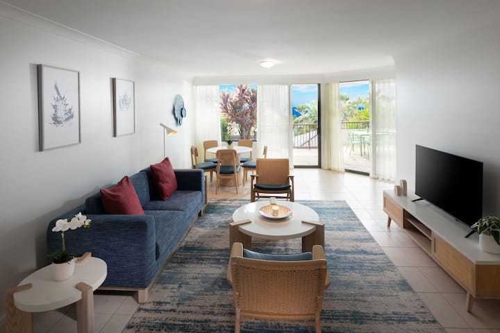 Stunning Two Bedroom Ocean View Apartment - Airlie Beach
