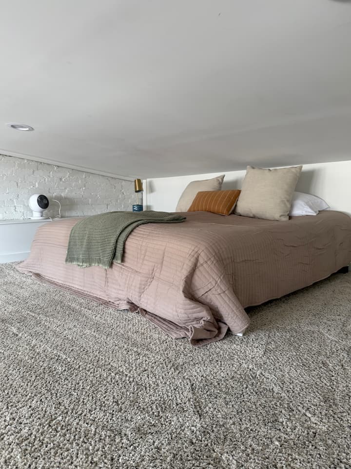 ที่พักสไตล์ลอฟต์ที่อบอุ่น มีเตียงแฝด 2 เตียงที่รวมกันเป็นพื้นที่นอนขนาดคิงไซส์ ตกแต่งอย่างพิถีพิถันด้วยผ้าปูที่นอนนุ่มและให้ความรู้สึกโล่งและเปิดโล่ง เหมาะสำหรับการพักผ่อนหลังจากไปเที่ยวในตัวเมืองมาทั้งวัน